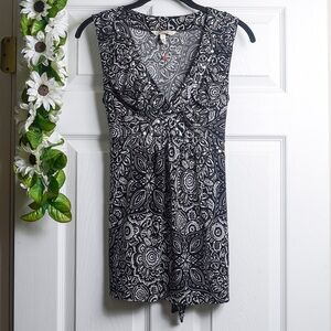 Black and White Patterned Sleeveless Top Boho Blouse Deep V-neck w Tie Back